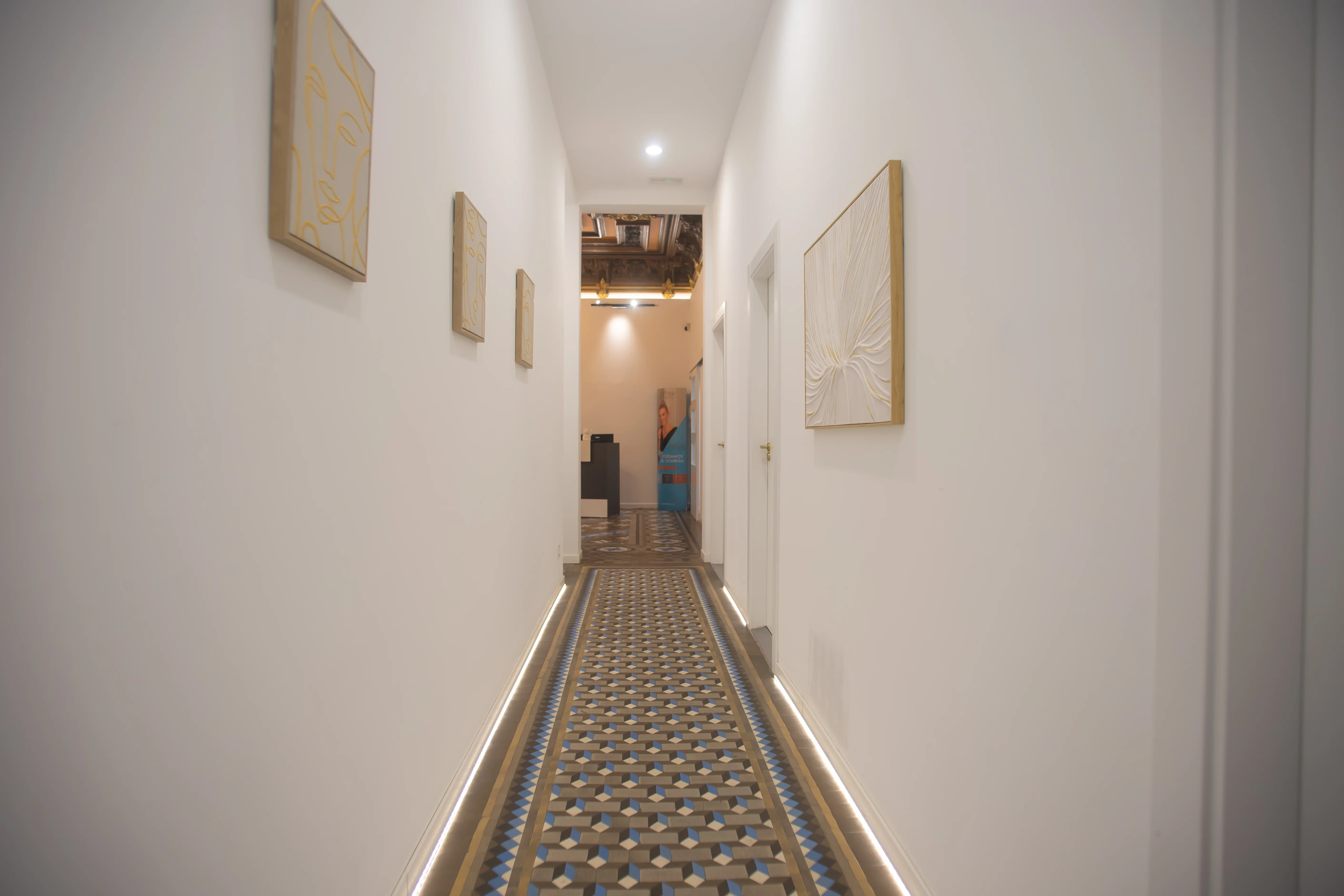 Detalle del interior de la clínica con acabados cálidos.