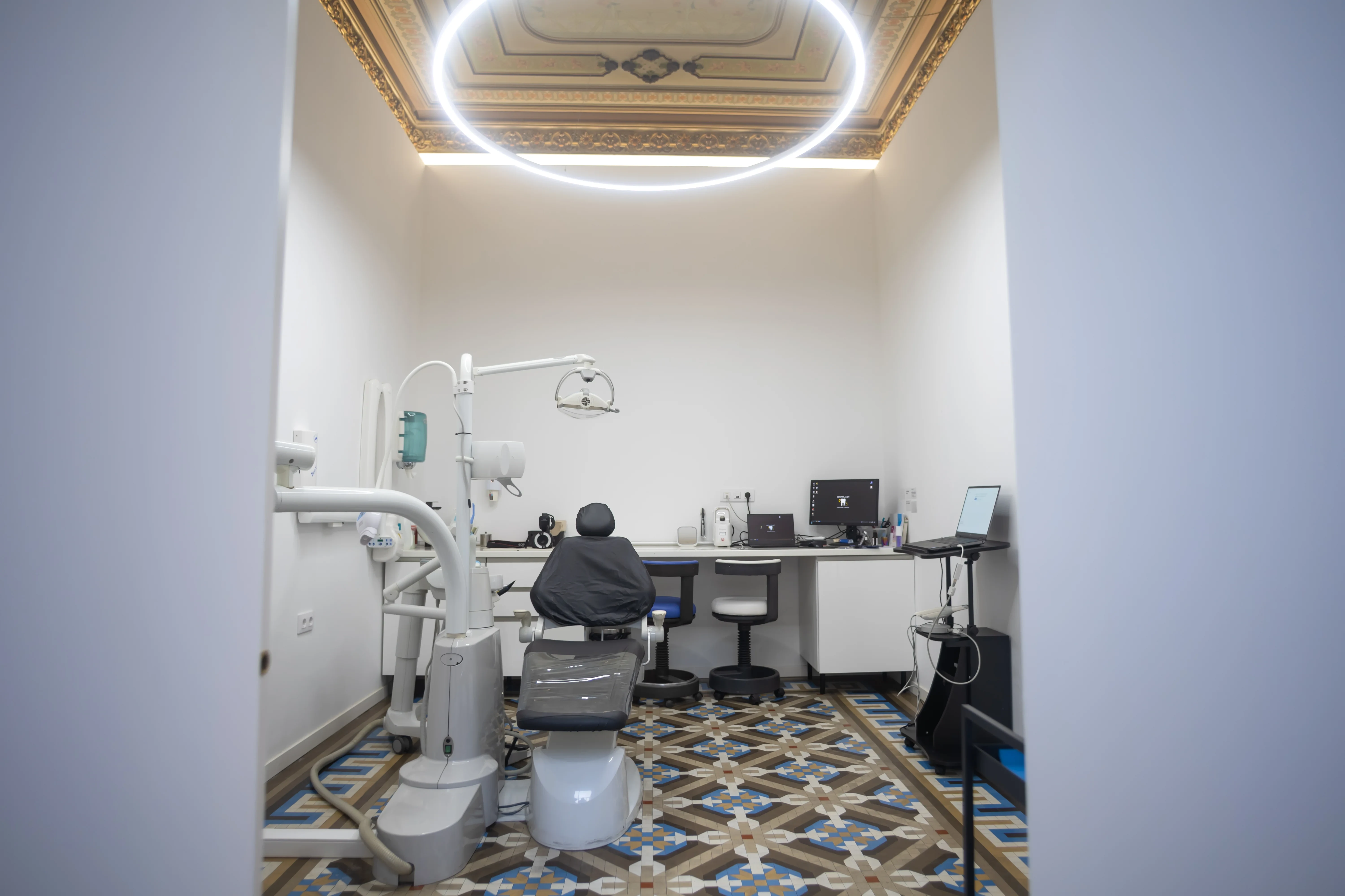 Gabinete de tratamiento luminoso en Dentiplanet.