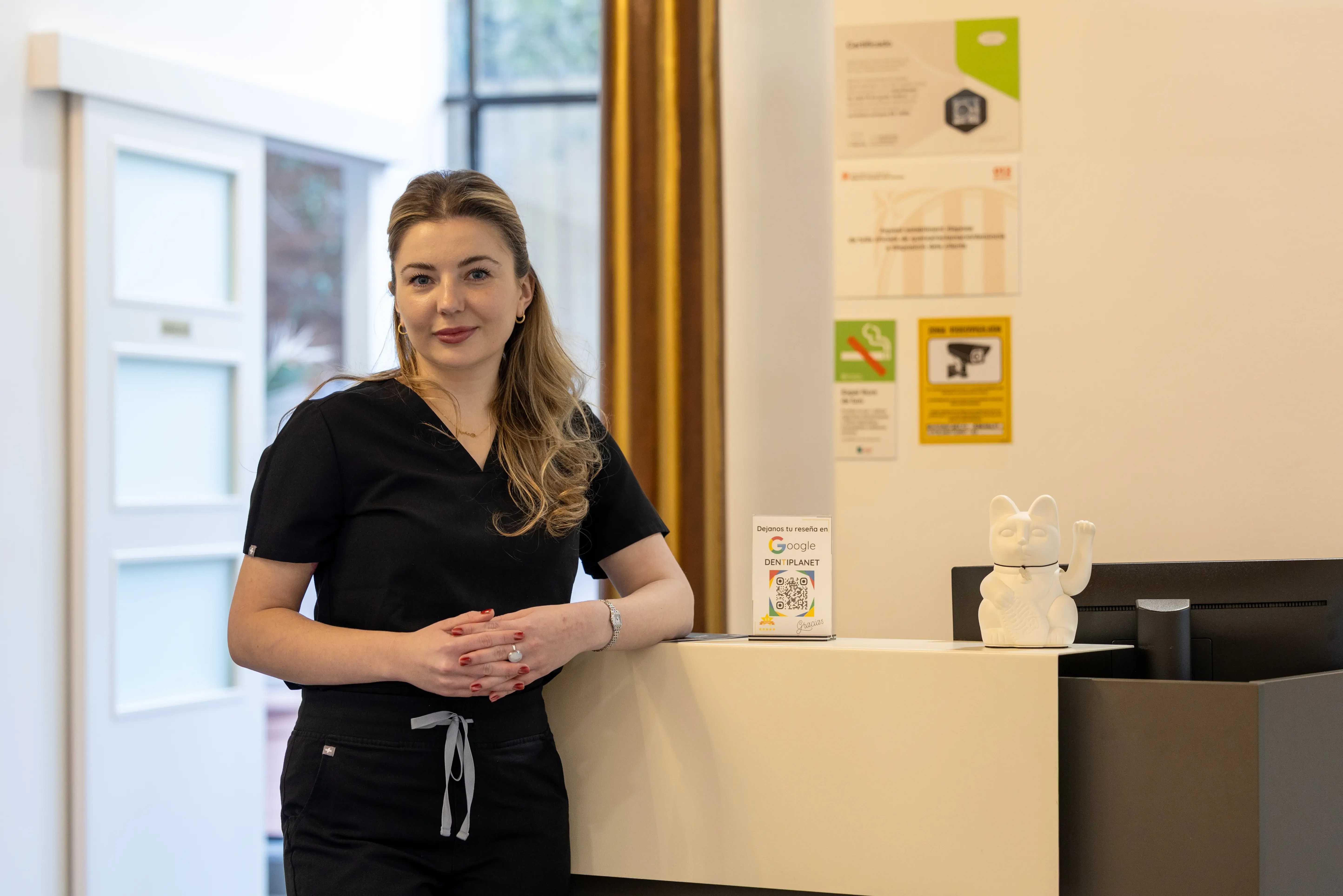 Vista de la clínica Dentiplanet con iluminación natural.